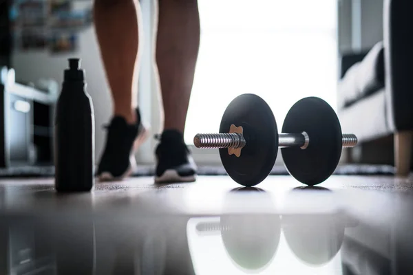 Fitness Home Training Opleiding Gewichtsconcept Man Begint Oefenen Met Halter — Stockfoto
