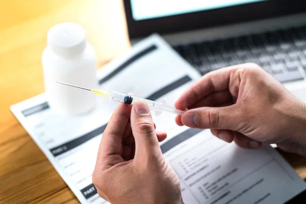 Médico Médico Sosteniendo Aguja Inyección Luz Dramática Investigación Médica Documento — Foto de Stock