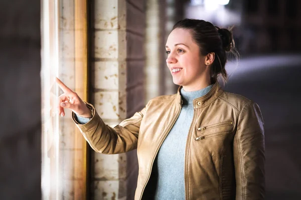 Vrouw Venster Winkelen Shopaholic Bewonderen Droomt Van Nieuwe Schoenen Tas — Stockfoto