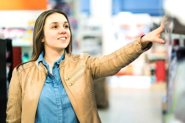 Mulher Prateleira Produtos Beleza Supermercado Comprar Medicamentos Farmácia Farmácia Senhora — Fotografia de Stock