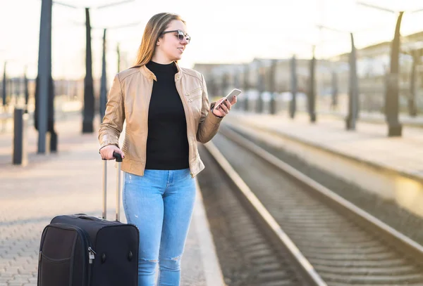 Tren Bekliyorsun Kadın Platformu Cep Telefonu Ile Elektronik Bilet Satın — Stok fotoğraf