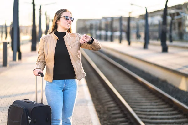 Time Izle Kadın Için Tren Beklerken Gülümseyen Mutlu Kadın Gezgin — Stok fotoğraf