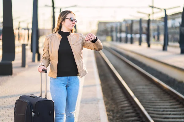 Time Seyretmek Mutsuz Hayal Kırıklığına Uğramış Kadın Tren Istasyonunda Kızgın — Stok fotoğraf