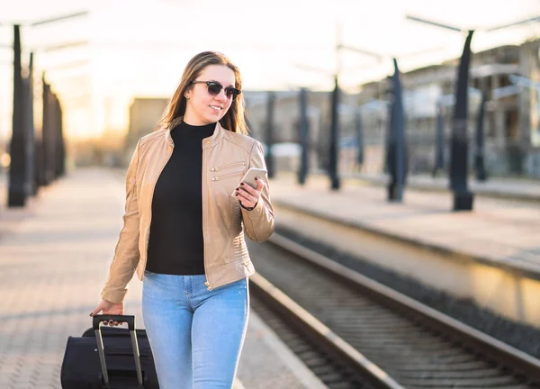 Tren Istasyonuna Yürüyüş Smartphone Kullanarak Kadın Cep Telefonunuzla Dijital Elektronik — Stok fotoğraf