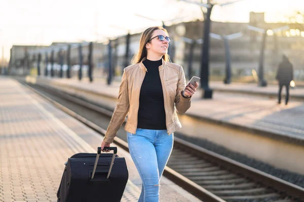 Bavul Holding Cep Telefonu Tren Istasyonunda Çekerek Kendine Güvenen Bir — Stok fotoğraf