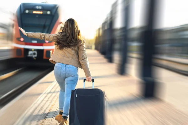Поздно Поезда Женщина Бежит Гонится Отъезжающим Поездом Станции Махал Рукой — стоковое фото