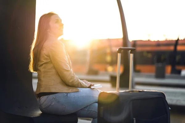Счастливая Женщина Закате Ждет Поезда Дама Сидящая Сумкой Сумкой Чемоданом — стоковое фото