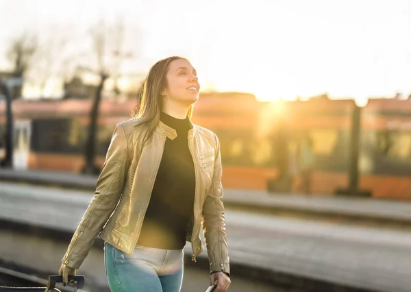 Mutlu Kadın Içinde Tren Istasyonunda Hedefe Geldikten Sonra Yürüme Günbatımı — Stok fotoğraf