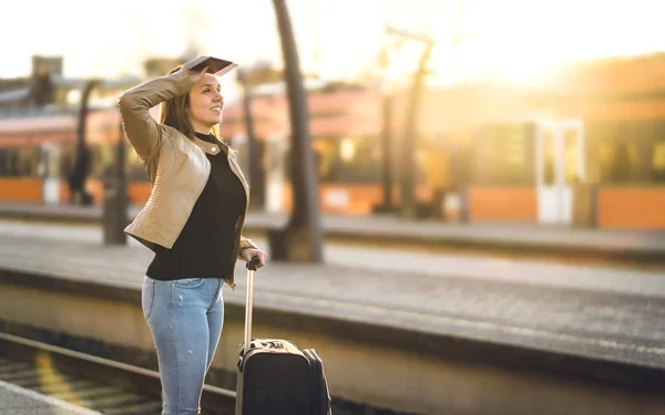 Женщина Ждет Поезда Вокзале Леди Стоящая Платформе Чемоданом Паспортом Билетом — стоковое фото