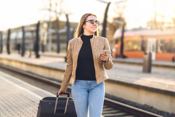 Tren Istasyonunda Smartphone Ile Yürüyen Kadın Mutlu Kadın Traveler Çantayı — Stok fotoğraf