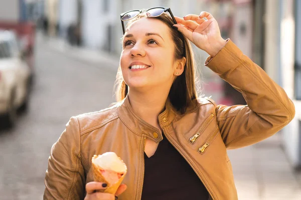 Mutlu Kadın Dondurma Yeme Güneş Gözlüğü Kaldırma Yukarıya Bakıyor Turistik — Stok fotoğraf