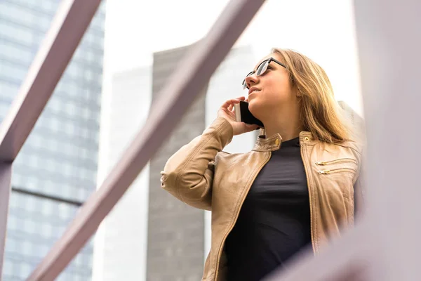 Kadın Telefonda Şehrin Söz Bayan Smartphone Ile Çağırma Tarafsız Veya — Stok fotoğraf