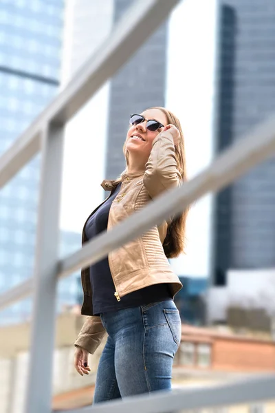 Счастливая Молодая Женщина Большом Городе Высокими Зданиями Небоскребами Стильная Уверенная — стоковое фото