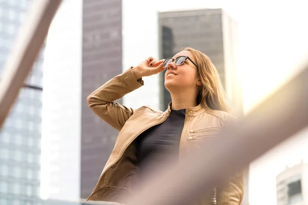 Succesvolle Jonge Vrouw Grote Stad Met Hoge Gebouwen Wolkenkrabbers Stijlvolle — Stockfoto