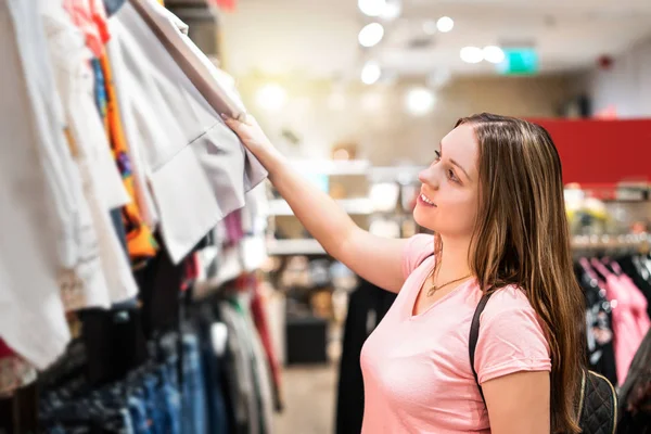 Ung Kvinna Shopping Klädaffär Glad Tjej Tittar Kläder Butiken Mall — Stockfoto