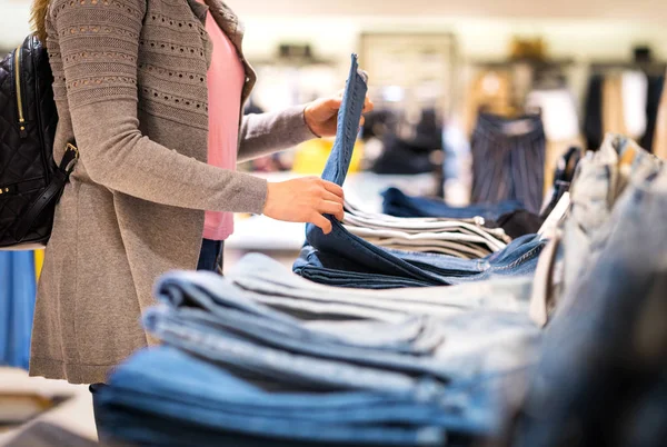 Kvinna Shoppa Jeans Modebutik Kvinnliga Kunden Hålla Byxor Och Tittar — Stockfoto