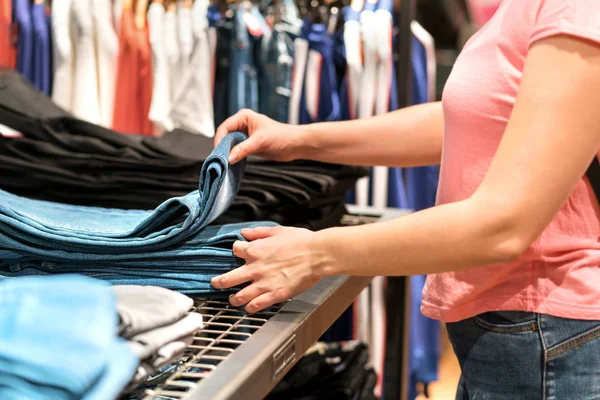 Att Köpa Och Shoppa Nya Par Jeans Kvinna Plocka Rätt — Stockfoto