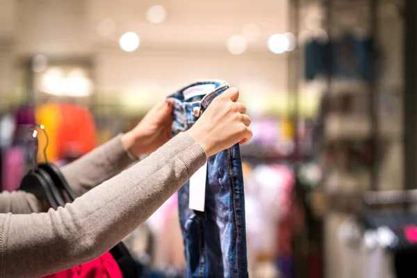 Kvinnan Håller Jeans Och Shopping Mode Klädbutik Person Att Välja — Stockfoto