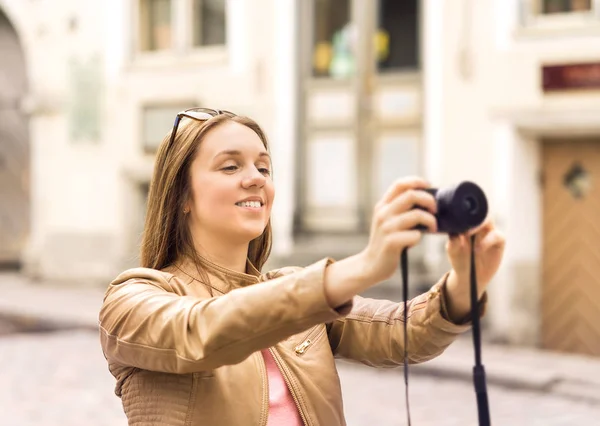 Smiling Woman Taking Photos Digital Camera Old City Street Holiday — Stock Photo, Image