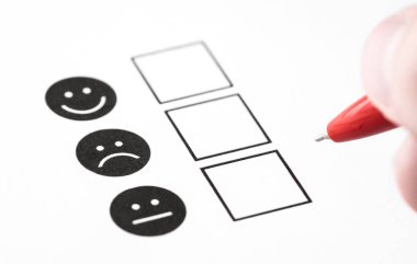 Müşteri deneyimi anket, çalışan geri bildirim soru formu veya iş anket kavramı. Mutlu bir gülümseme, tarafsız ve üzgün kaşlarını kağıt üzerinde karşı karşıya. Birden çok seçim araştırma formu onay kutusuna psikoloji.