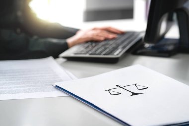 Avukat bilgisayar ile. Avukat hukuk bürosu ve şirket içinde çalışma. Avukat ya da evrak işi hukukçu. Onu ya da yasal belge yazma profesyonel iş kadını. Kağıt ölçek kutsal kişilerin resmi üstünde okul sırası ile.
