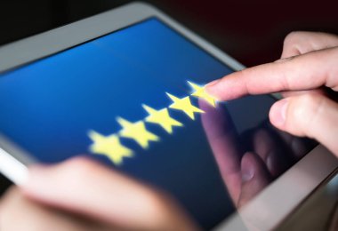 5 star rating veya anket, anket, anket veya müşteri memnuniyeti araştırmaları gözden geçirin. Mutlu bir adam tablet ile olumlu geribildirim vermek. Başarılı iş iyi üne sahip. İyi bir deneyim.