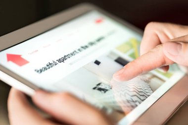 Tatil ev, apartman ya da tablet ile online kiralık mülk arama adam. Kişi internet üzerinde yeni ev satın almayı düşünüyor. Bulma Kiralama düz. Emlak Web sitesi. Yatırım araştırma.