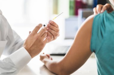 Doktor, hasta ve enjeksiyon iğne. Doktor veya hemşire aşı, nezle veya grip veren hastane odasında office vurdu. Dokunulmazlık, sağlık veya Hpv kavramı. Tıbbi profesyonel çalışma.