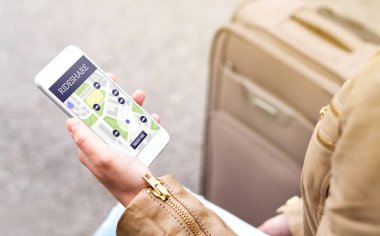 Hareket eden telefon içinde rideshare app. yolculuk paylaşımı uygulama kullanan kadın. Banliyö taksi veya sürmek hizmet smartphone ile sipariş. Seyahat ve modern ulaşım teknoloji kavramı.