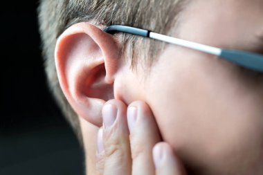 El ile zarar kulak tutan adam. Kulak ağrısı ve ağrı. Otitis veya kulak kanalı enfeksiyonu. Engelli işitme veya kaybı. Kulak çınlaması genç insan. Kaşıntı kulak kiri acı. Tıkanmış veya infamed aldı.