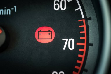 Araba aküsü ışık kontrol paneli uyarı sorunlar hakkında. Araç paneli kırmızı gösterge elektrik simgesi ve sembolü. Servis veya gerekli bakım.