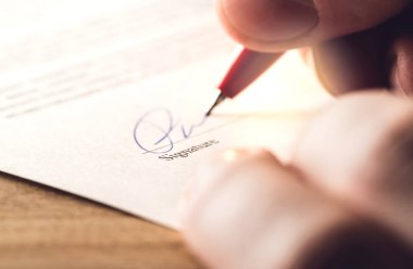 İmza ile kalem kağıda yazı dostum. Kapanış için satın alma, iş anlaşması, banka kredi veya kiralık daire. Sözleşme, anlaşma, Araba Kiralama veya yasal belge imzalama. İmza oluşur.
