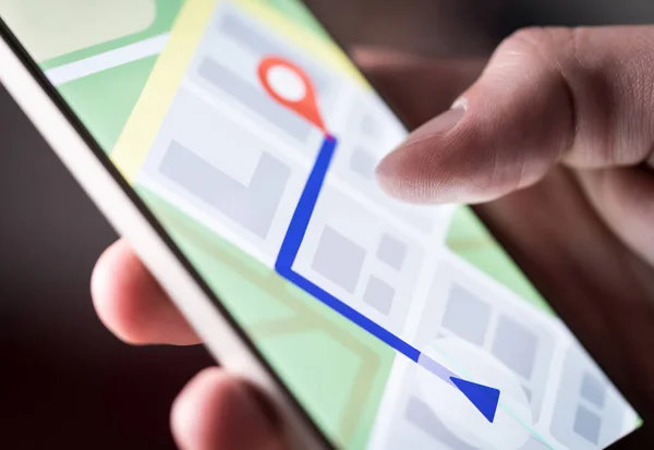 智能手机中的地图应用 男子在城市中导航与手机 使用手机和搜索酒店的人与导航应用程序 屏幕的宏关闭 — 图库照片
