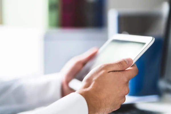 Médico Profissional Médico Usando Tablet Trabalho Cuidados Saúde Médico Usando — Fotografia de Stock