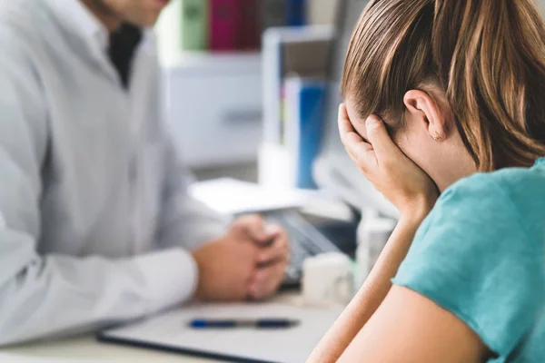 Ledsen Patient Besöker Läkare Ung Kvinna Med Stress Eller Utbrändhet — Stockfoto