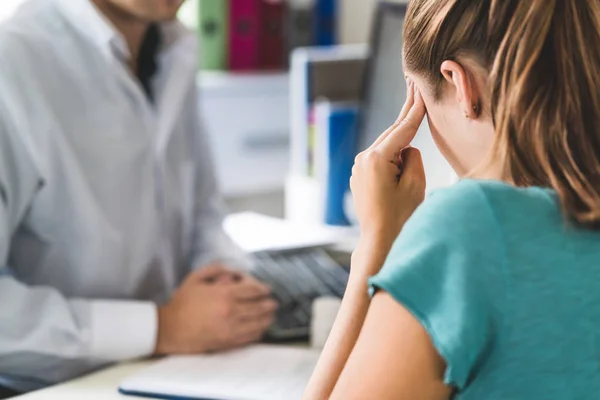 Vrouw Lijdt Aan Slechte Hoofdpijn Migraine Afspraak Met Arts Kantoorruimte — Stockfoto