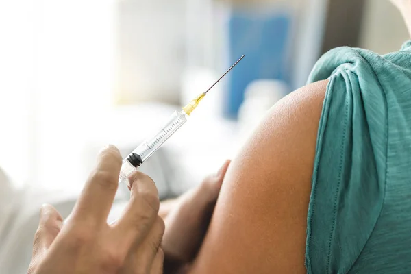 Očkovací Látkou Nebo Chřipku Výstřel Injekční Jehlu Lékaři Pracující Pacienta — Stock fotografie
