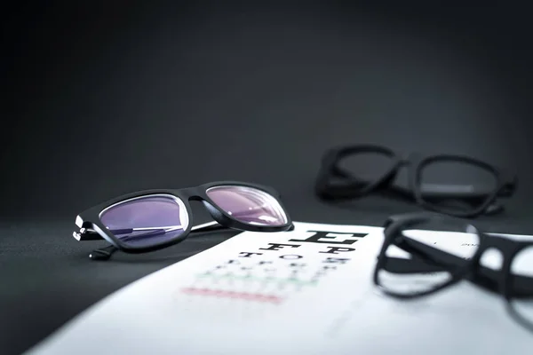 Gafas Vista Carta Prueba Con Diferentes Opciones Espectáculo Mesa Óptico — Foto de Stock