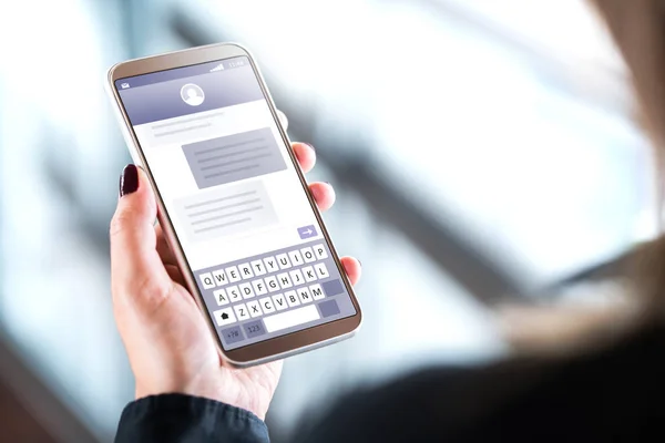 Frau Verschickt Sms Mit Handy Handy Der Hand Mit Sms — Stockfoto