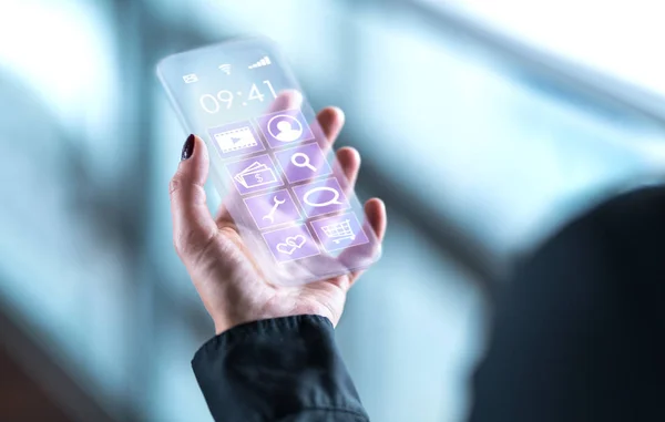 透明手机 未来玻璃智能手机 手机具有未来数字技术的屏幕显示和界面 持有隐形现代智能设备的商务人士 — 图库照片