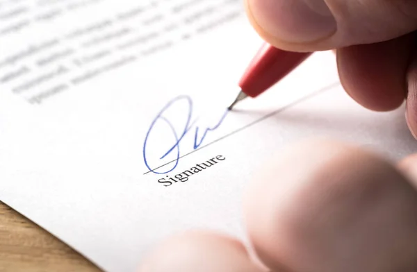 签订合同 租赁或收购 公寓租赁 银行贷款 抵押或业务买断 用钢笔写名字和签名的人 签名是由组成的 — 图库照片