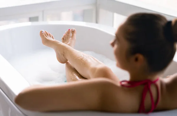 Mujer Baño Burbujas Después Pedicura Esmalte Uñas Señora Relajándose Bañera —  Fotos de Stock