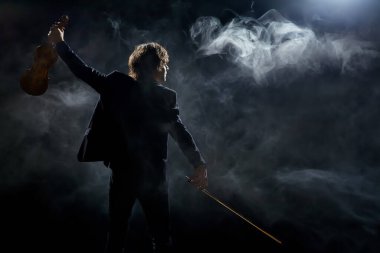 Müzikal enstrümanlı klasik kemancı, Stüdyo 'da siyah arka planda çekildi.