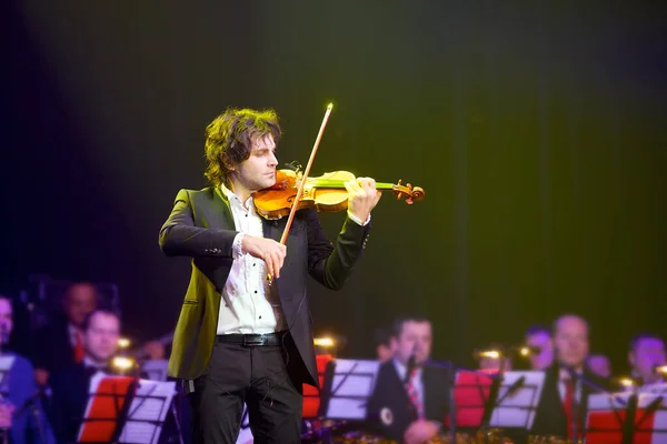 Musiker Violinist Med Fiol Händerna Stående Scen Konserten Runt Det — Stockfoto