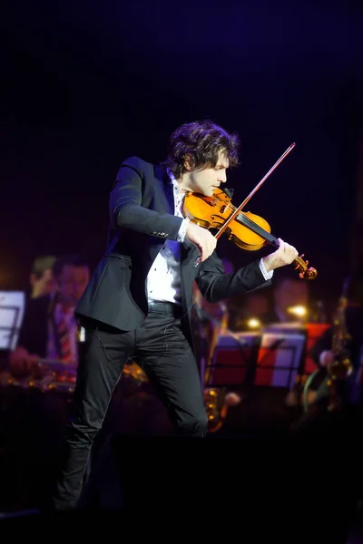 Musiker Violinist Med Fiol Händerna Stående Scen Konserten Runt Det — Stockfoto