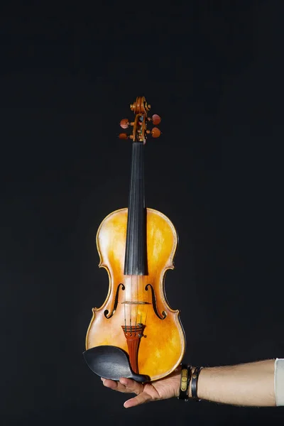 成年男性的手 双手拿着乐器小提琴 背景是黑色孤立的 — 图库照片
