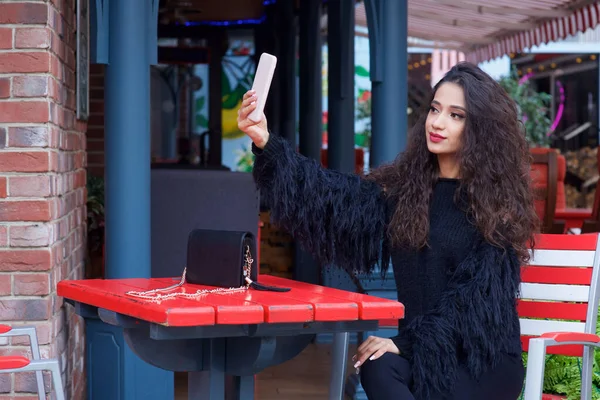 Mladý Stylový Krásná Brunetka Dívka Sedí Pouliční Kavárně Centru Města — Stock fotografie