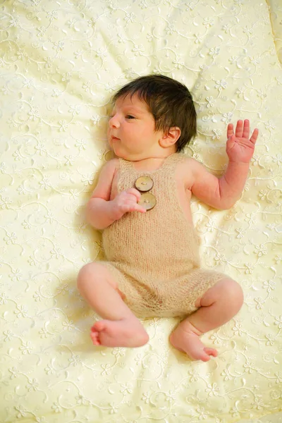 Bebé Recién Nacido Bebé Está Durmiendo Acostado Boca Abajo Sobre — Foto de Stock