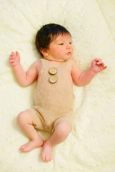 Novorozenec Dítě Spí Břiše Měkké Přikrývce — Stock fotografie