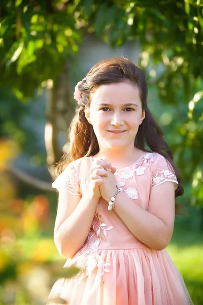 Belle Petite Fille Âge Préscolaire Dans Une Jolie Robe Rose — Photo